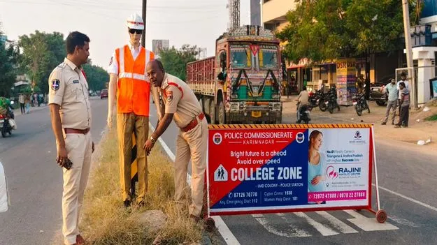 Karimnagar:  రాజీవ్‌రహదారిపై పోలీస్‌ మ్యాన్‌ 