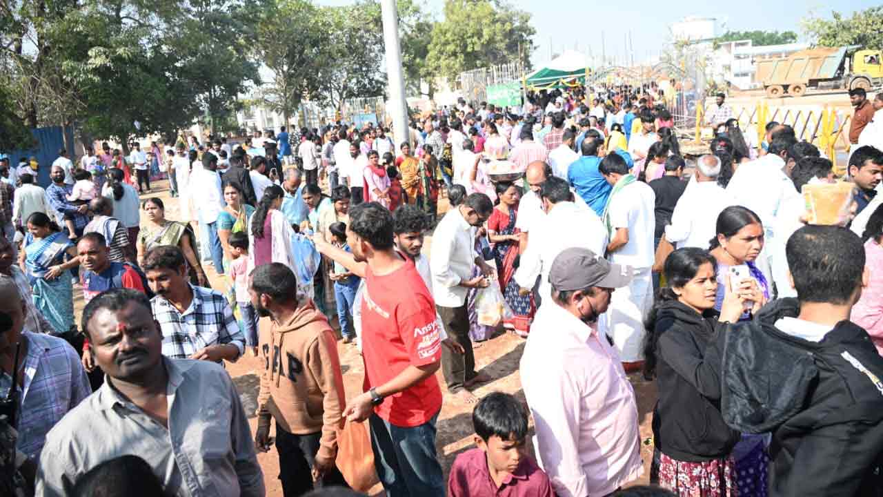 సమ్మక్క సారక్క దర్శనంకు పోటెత్తిన భక్తులు