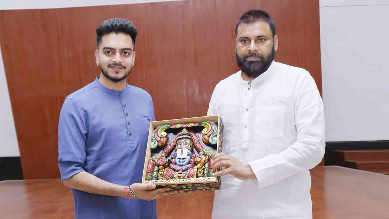 పవన్ కల్యాణ్‌‌ను కలిసిన యువ ట్రావెల్ వ్లాగర్ స్వాతి రోజా