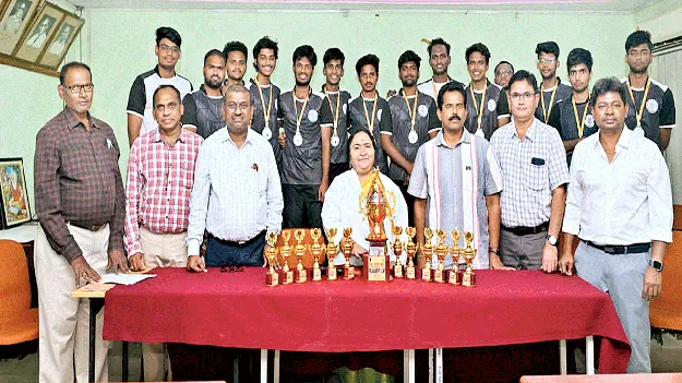 రన్నర్స్‌గా కేఎంసీ ఫుట్‌బాల్‌ టీం