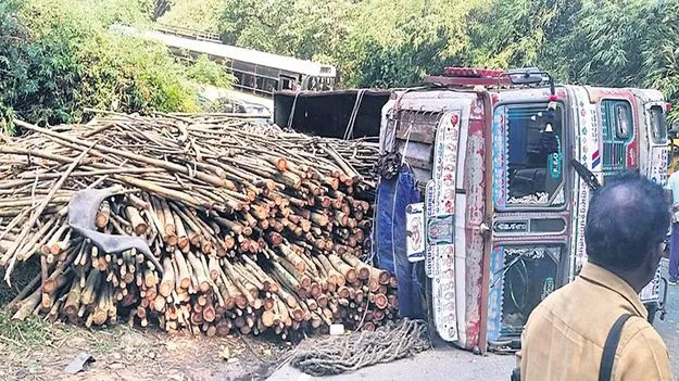 పాడేరు ఘాట్‌ రోడ్డులో కర్రల లారీ బోల్తా