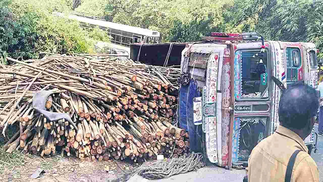 పాడేరు ఘాట్‌ రోడ్డులో కర్రల లారీ బోల్తా