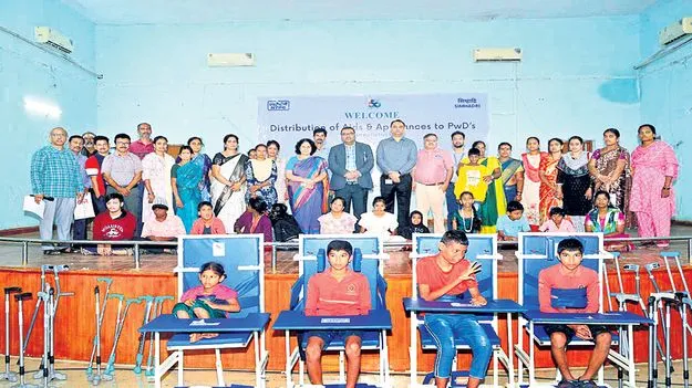 దివ్యాంగులు ఆత్మస్థైర్యంతో ముందుకు సాగాలి