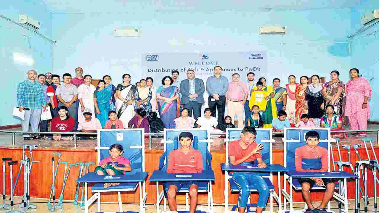 దివ్యాంగులు ఆత్మస్థైర్యంతో ముందుకు సాగాలి