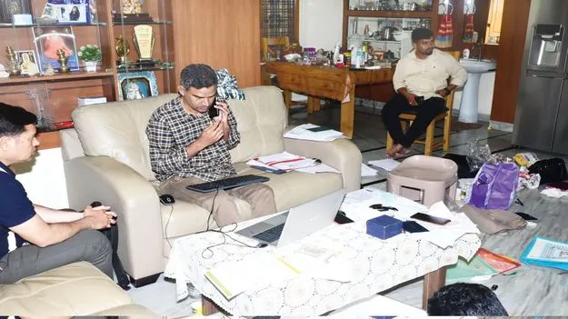 ల్యాండ్‌ రికార్డు ఏడీ ఇంట్లో  ఏసీబీ సోదాలు