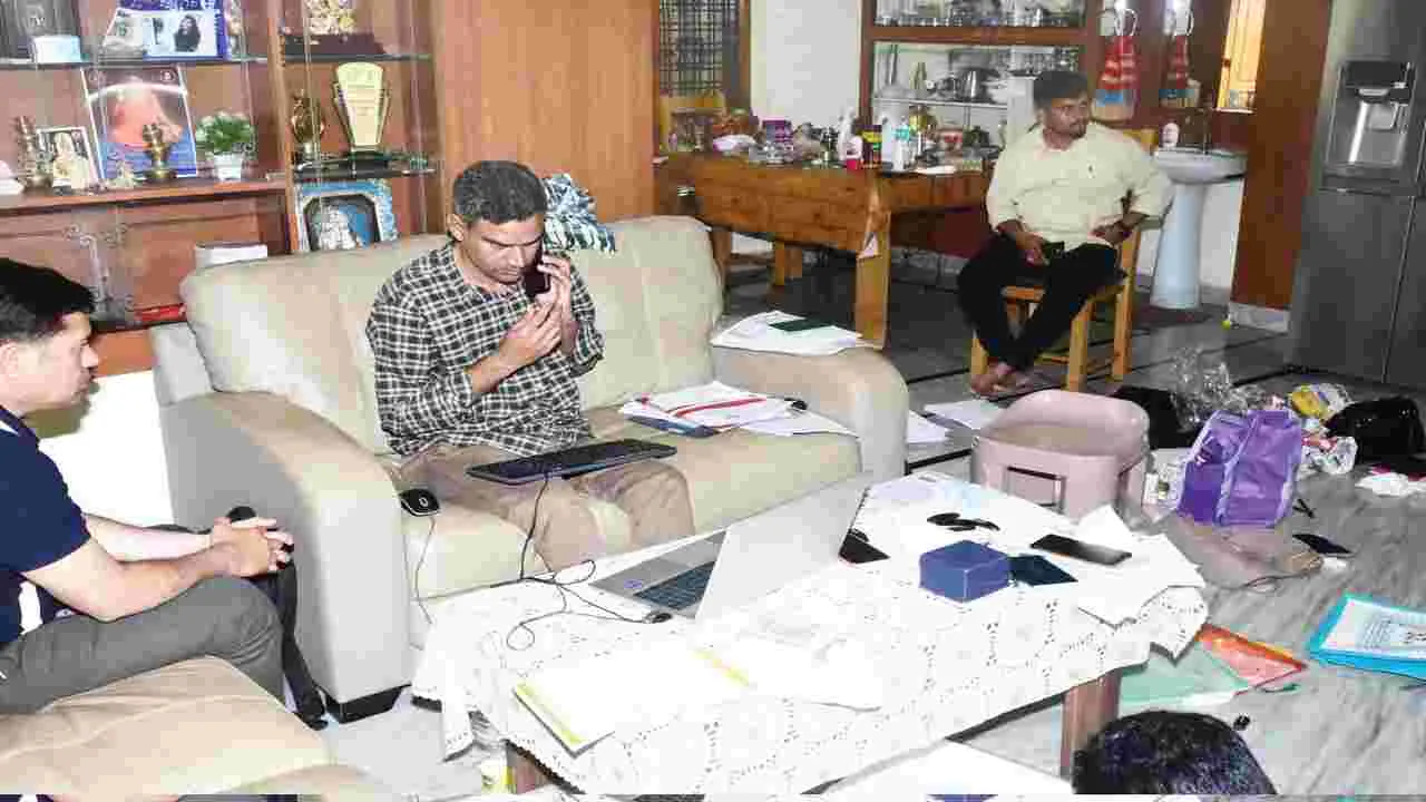 ల్యాండ్‌ రికార్డు ఏడీ ఇంట్లో  ఏసీబీ సోదాలు