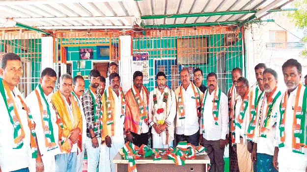 కాంగ్రెస్‌లో చేరిన ఏకగ్రీవ సర్పంచులు 