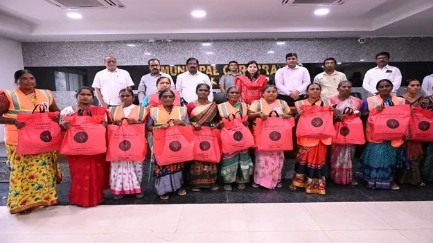 మున్సిపల్‌ కార్మికులకు రూ. 30 లక్షల ప్రమాద బీమా