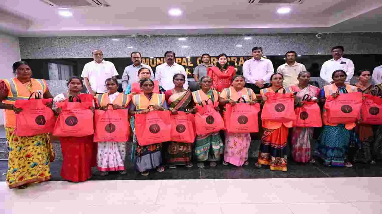 మున్సిపల్‌ కార్మికులకు రూ. 30 లక్షల ప్రమాద బీమా