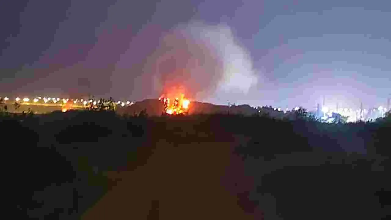 డంపింగ్‌ యార్డులో ఎగిసిపడుతున్న మంటలు 