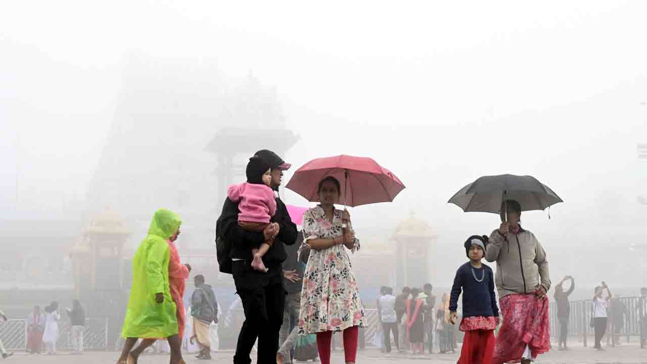 Dense Fog Covers Tirumala: తిరుమలలో దట్టమైన పొగమంచు.. ఆలయ పరిసరాలు, ఘాట్ రోడ్లు మంచు మయం..