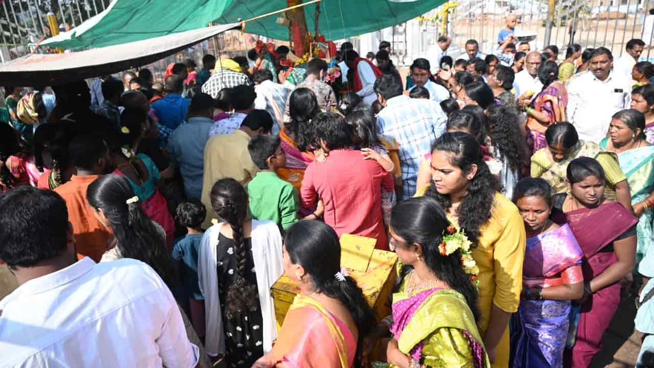 సమ్మక్క సారక్క దర్శనంకు పోటెత్తిన భక్తులు