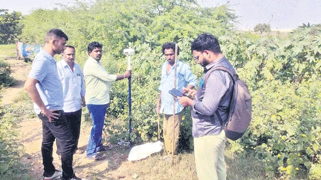 ఆక్రమణదారులకు నోటీసులు