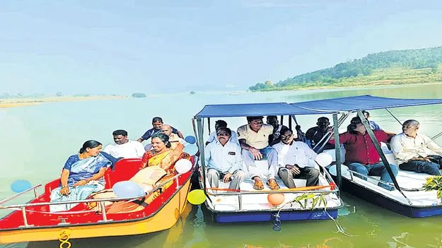 తాజంగి జలాశయంలో బోటు షికారు