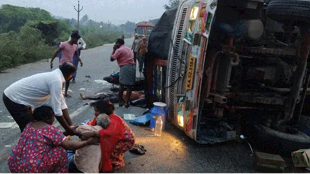  బోల్తా పడ్డ లారీని చూస్తుండగా  దూసుకొచ్చిన బస్సు