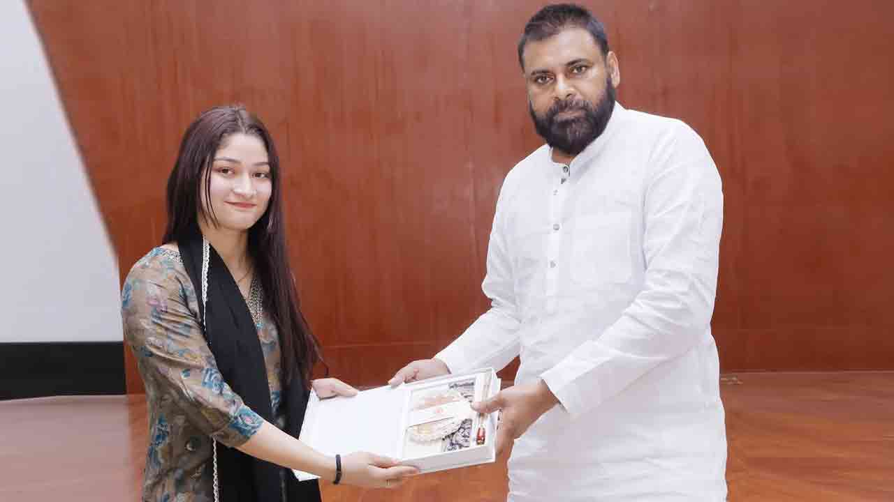 పవన్ కల్యాణ్‌‌ను కలిసిన యువ ట్రావెల్ వ్లాగర్ స్వాతి రోజా