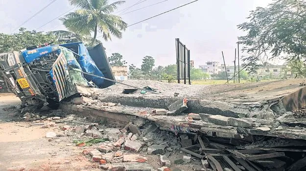 అదుపుతప్పిన టిప్పర్‌ లారీ