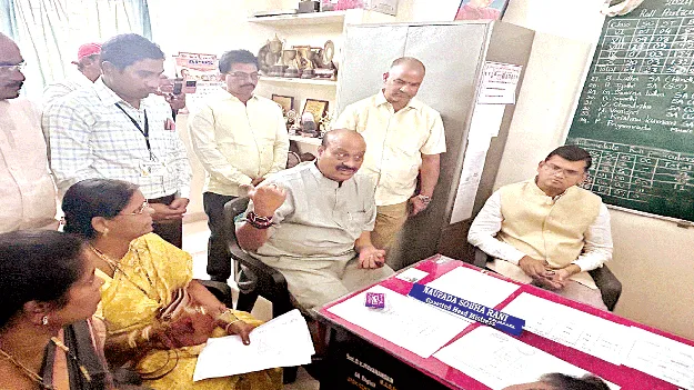 ఈవ్‌టీజింగ్‌కు గురవుతున్న బాలికలు