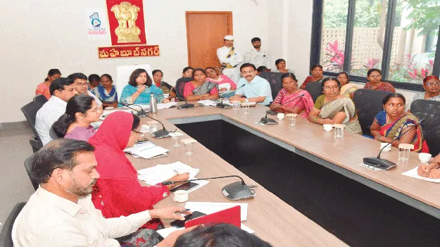 చీరల పంపిణీ విజయవంతం చేయాలి