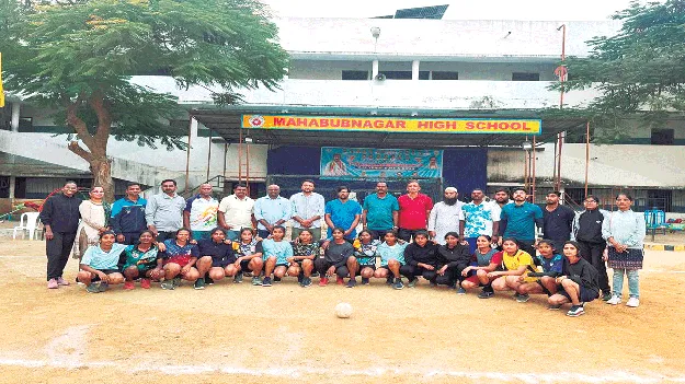 రసవత్తరంగా హ్యాండ్‌బాల్‌ పోటీలు 