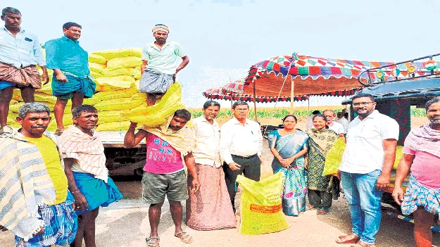 యూరియా పంపిణీ కేంద్రాల తనిఖీ 