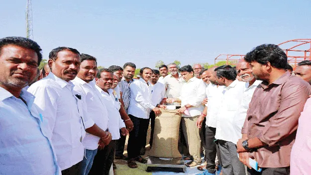 కేంద్రాలను రైతులు సద్వినియోగం చేసుకోవాలి