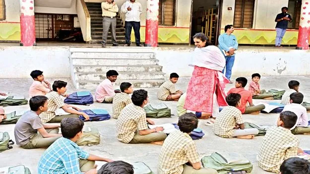    హాస్టల్‌ వార్డెనపై కలెక్టర్‌ ఆగ్రహం