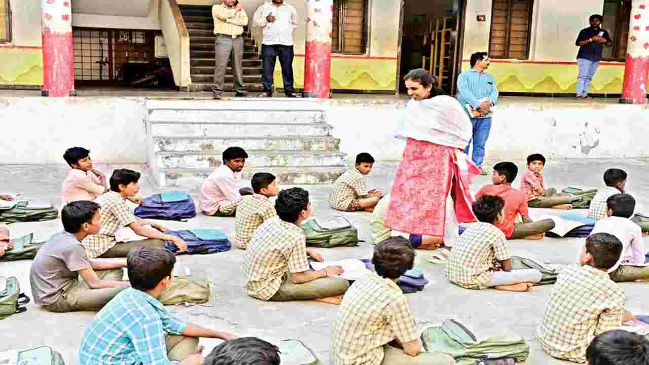 హాస్టల్‌ వార్డెనపై కలెక్టర్‌ ఆగ్రహం