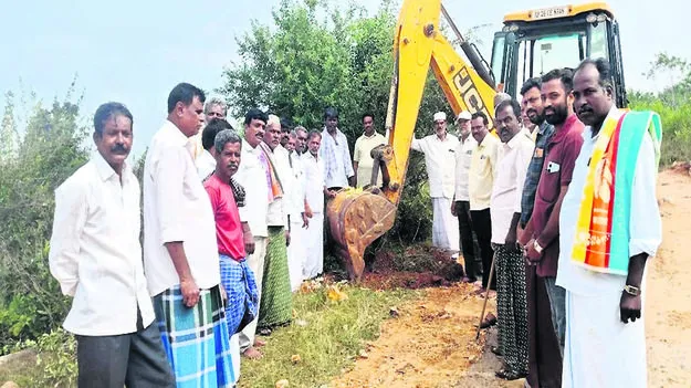 ROAD: ఆగిన రోడ్డు పనులు ప్రారంభం 