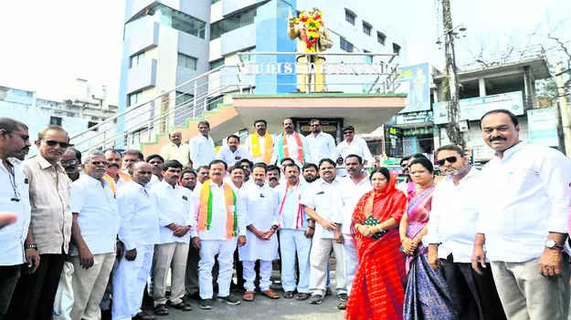 TRIBUTE: అంబేడ్కర్‌కు ఘన నివాళి