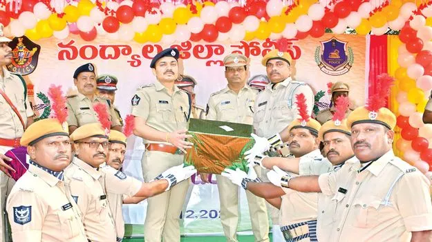 పోలీసులకు దీటుగా పని చేయాలి 