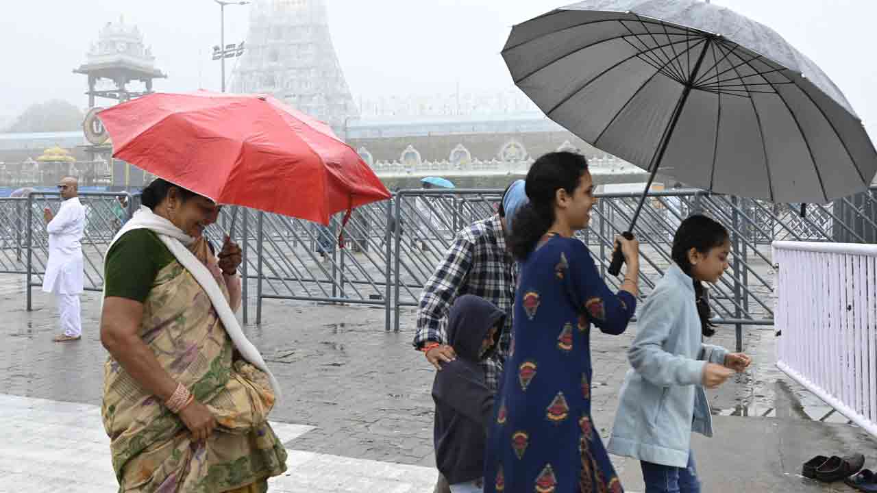 Dense Fog Covers Tirumala: తిరుమలలో దట్టమైన పొగమంచు.. ఆలయ పరిసరాలు, ఘాట్ రోడ్లు మంచు మయం..