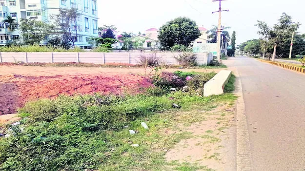 CANAL: కాలువలనూ వదలడం లేదు..!