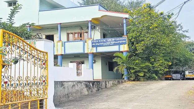 పరాయి పంచన పాట్లు