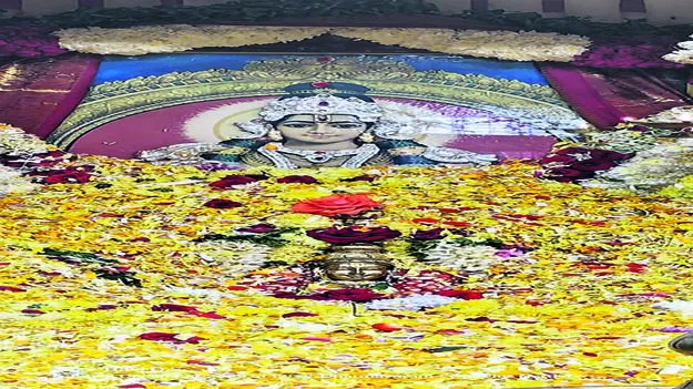 GOD: ఘనంగా అయ్యప్పస్వామికి లక్షపుష్పార్చన