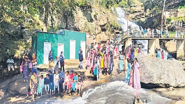 పర్యాటకుల కోలాహలం