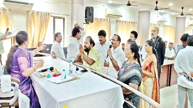 మునిసిపాలిటీకి తాళం