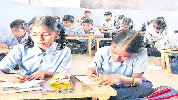 kumaram bheem asifabad-విద్యార్థులకు హెచ్‌పీసీ కార్డులు