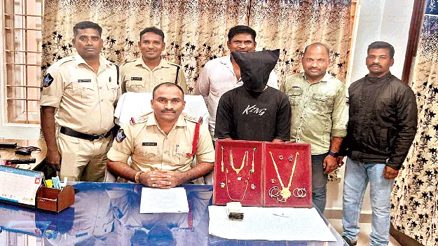 వరుస దొంగతనాలు.. ఛేదించిన పోలీసులు 