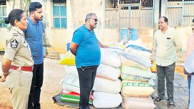 26 క్వింటాళ్ల రేషన్‌ బియ్యం పట్టివేత