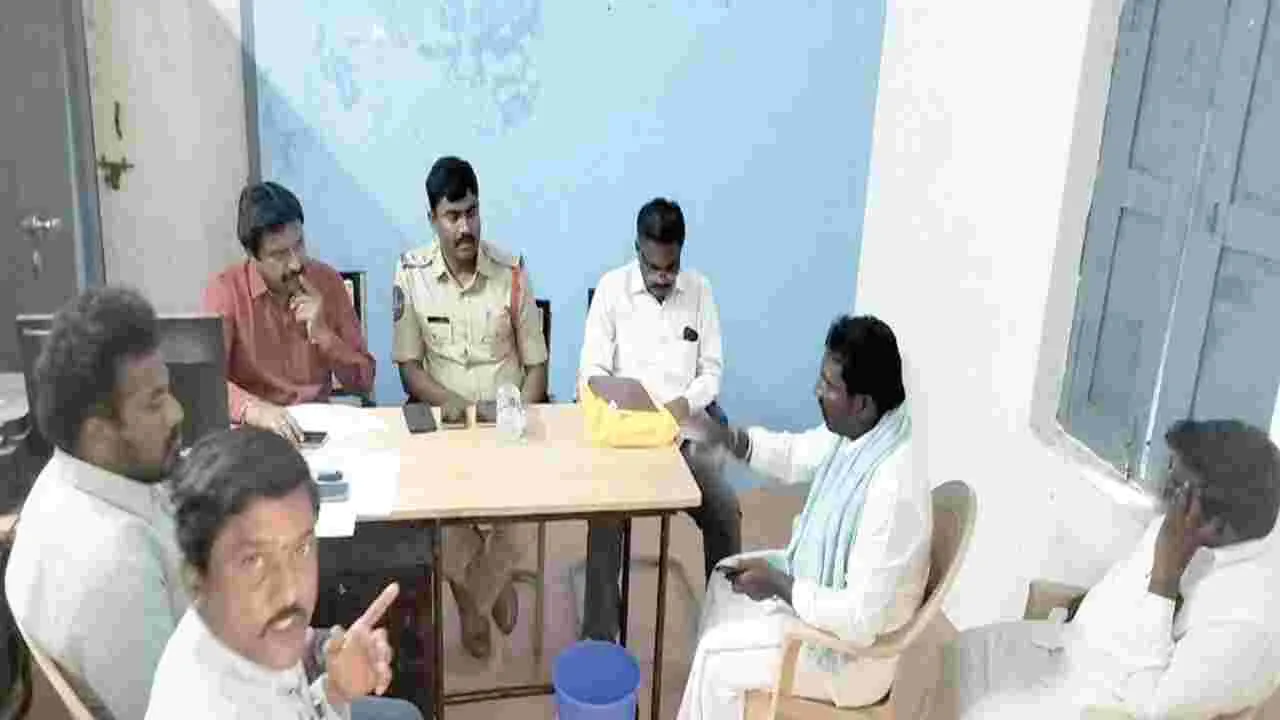 నామినేషన్‌ వేయకుండా అడ్డగింత