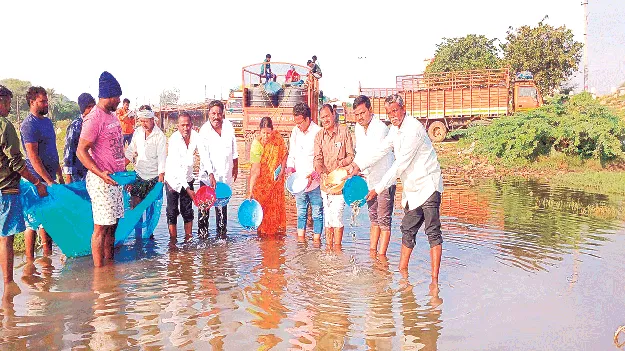 జములమ్మ రిజర్వాయర్‌లో చేపపిల్లలు విడుదల