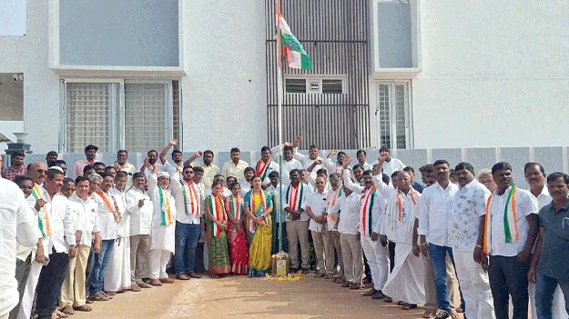 ఘనంగా కాంగ్రెస్‌ ఆవిర్భావ దినోత్సవం 