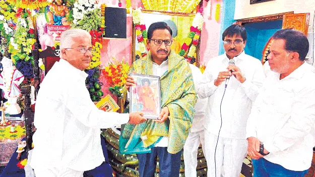  సాయిబాబా జీవితం  ఆదర్శం