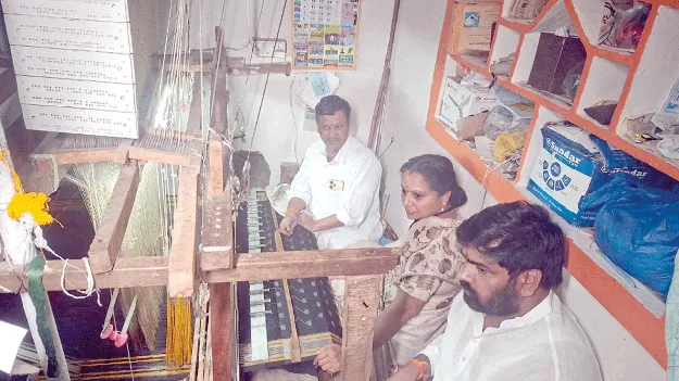 చేనేత కార్మికులను కళాకారులుగా గుర్తించాలి 