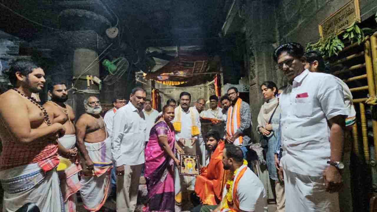 సింహాద్రి అప్పన్నను దర్శించుకున్న కోహ్లీ