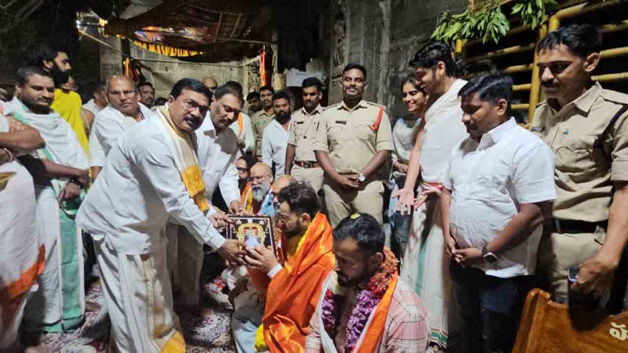 సింహాద్రి అప్పన్నను దర్శించుకున్న కోహ్లీ