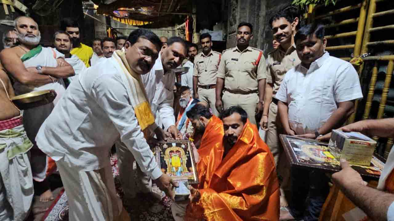 సింహాద్రి అప్పన్నను దర్శించుకున్న కోహ్లీ