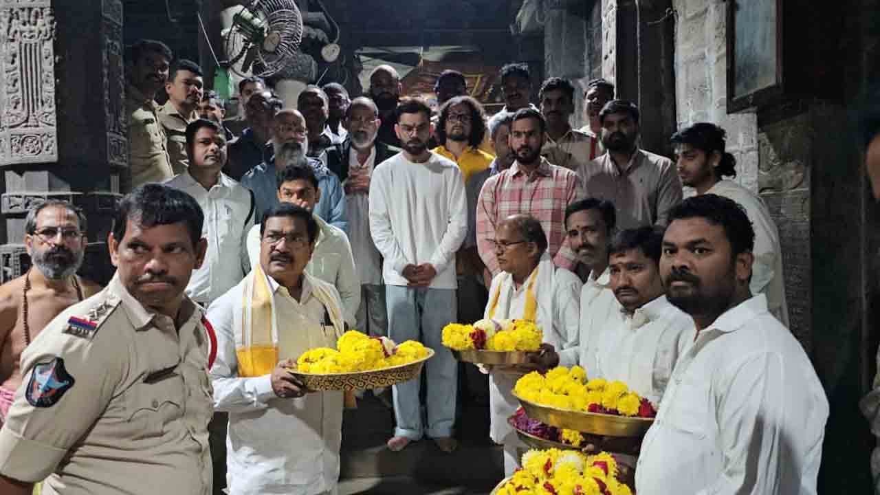 సింహాద్రి అప్పన్నను దర్శించుకున్న కోహ్లీ