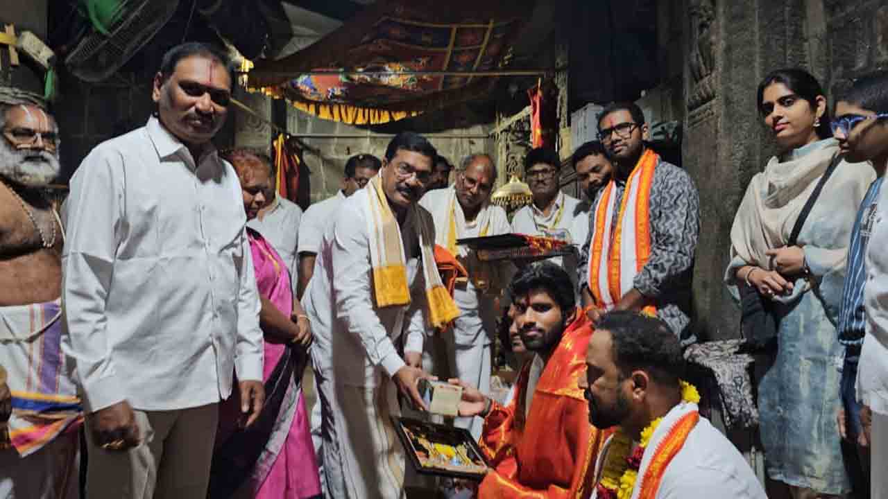 సింహాద్రి అప్పన్నను దర్శించుకున్న కోహ్లీ